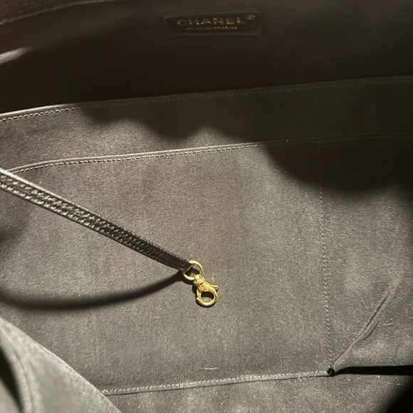 CHANEL QUILTED XXL TRAVEL FLACK 
BLACK - Picture 12 of 12